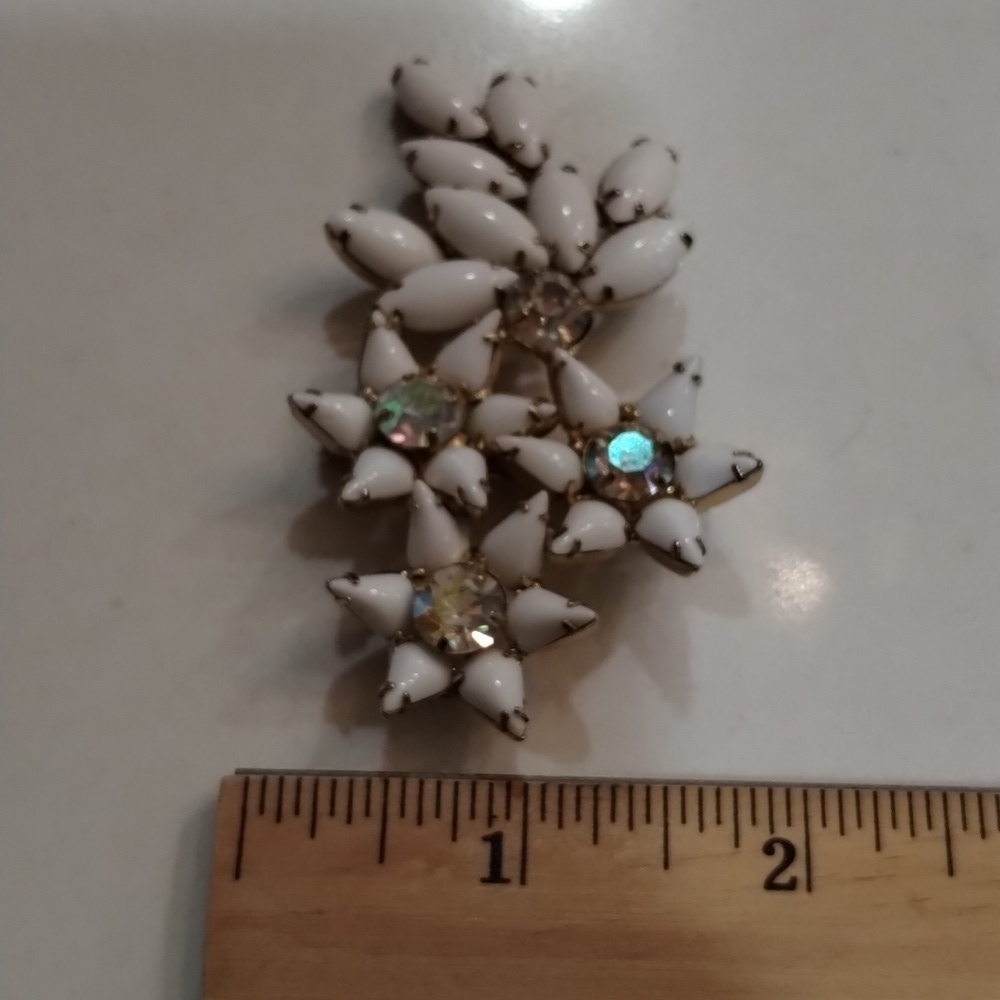 White beaded & clear rhinestone brooch lapel pin back mid century vintage 3" - Picture 7 of 7